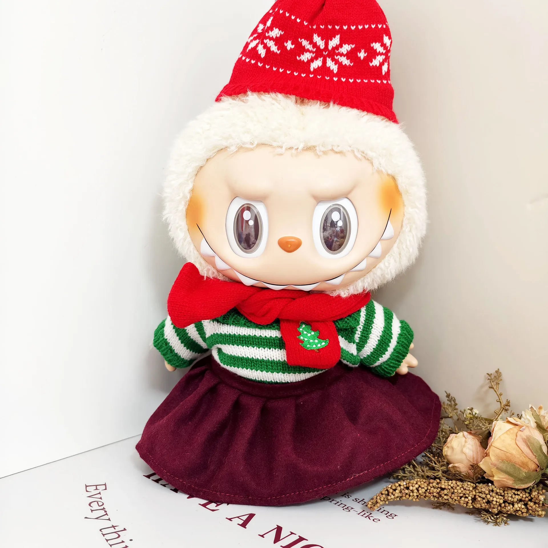 

Комплект одежды для куклы Labubu 38 см: полосатый свитер в рождественскую тематику, шапка со снежинками, новогодний наряд