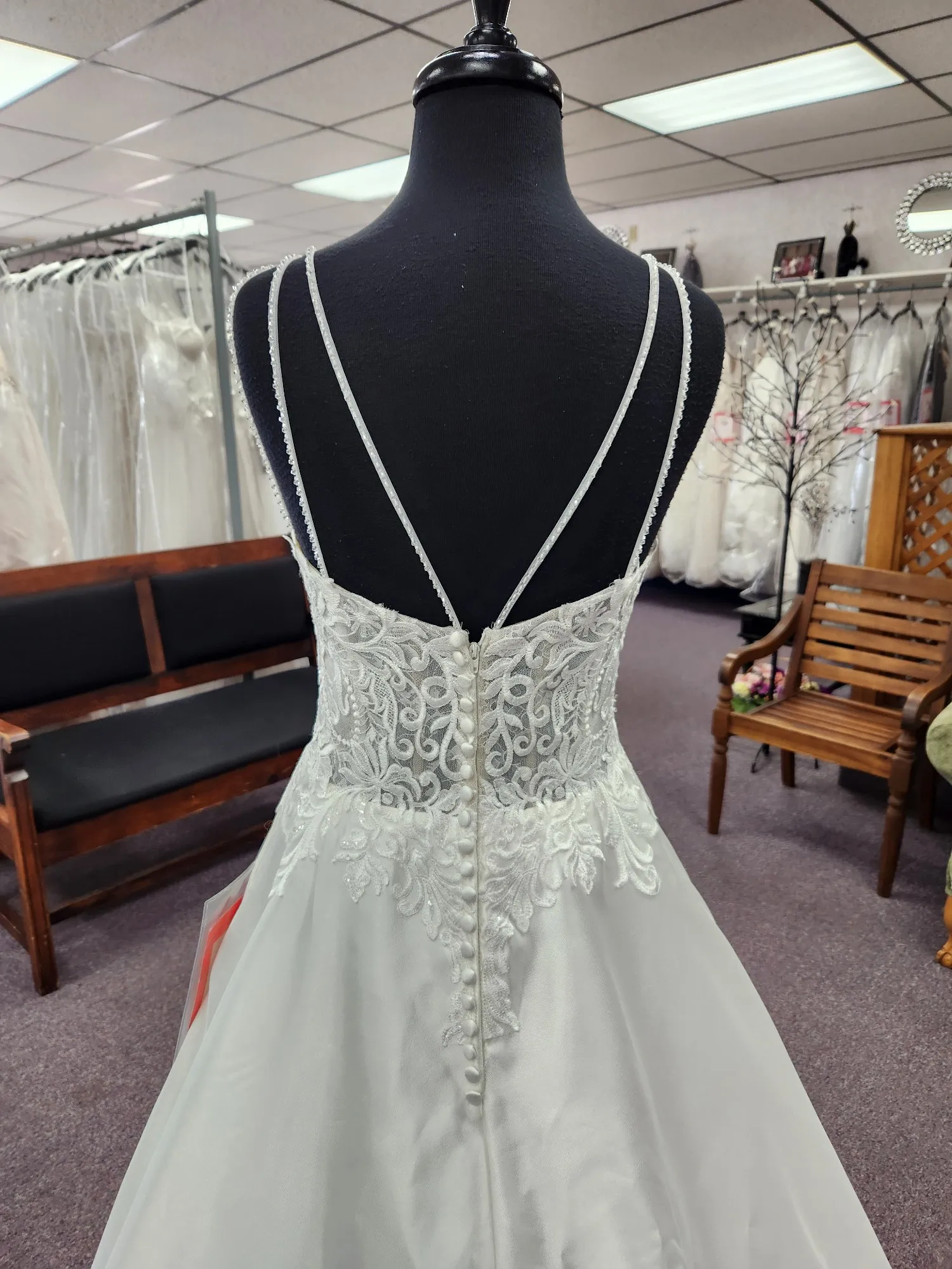 Lakshmigown Brautkleid mit tiefem V-Ausschnitt, Spaghettiträgern, Perlenbesatz, Spitze, Illusion-Oberteil, Satin und Spitzen-Schleppe, nach Maß gefertigt – Detail 8
