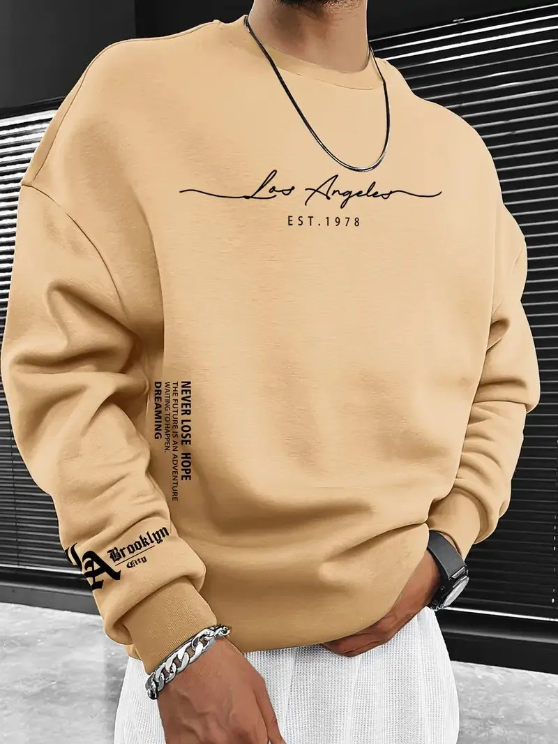 يتميز القميص الرجالي الجديد برقبة دائرية لربيع وخريف 2025 بطباعة كاجوال عصرية ومريحة ثلاثية الأبعاد