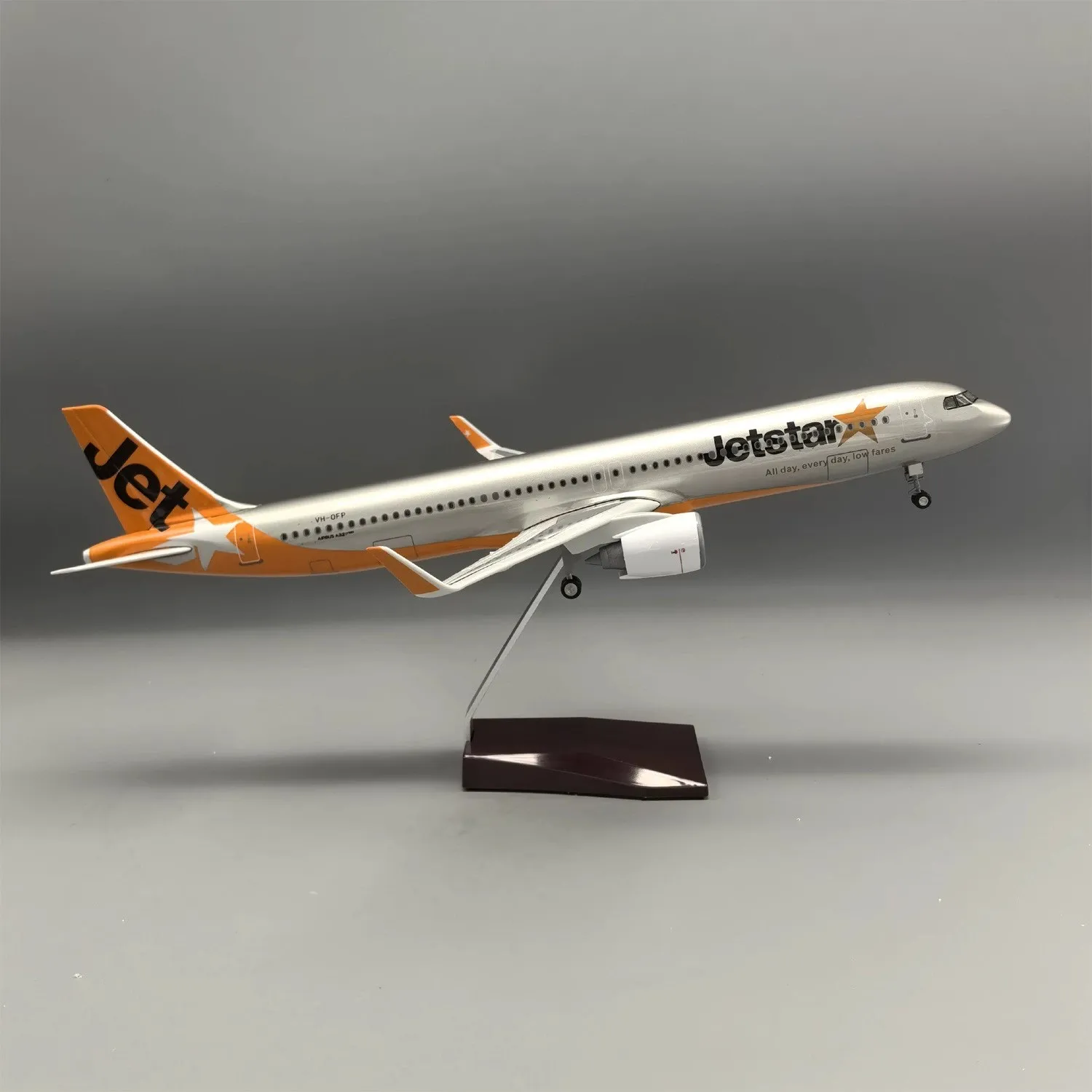 

1/100 Scale 44cm 321 Aircraft A321 NEO Jetstar Airways Light Model with Landing Gear and Lights Resin Die-cast airplane toy Mode