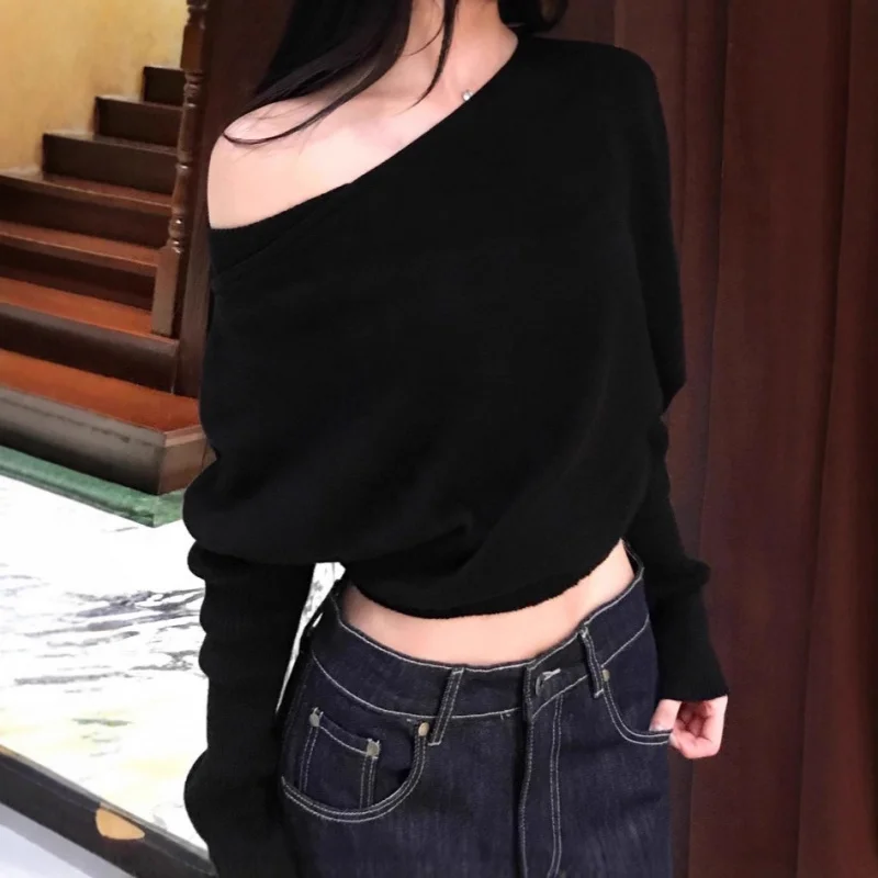 

Черный асимметричный вязаный топ с открытыми плечами и длинными рукавами для женщин, осень 2025, в корейском стиле, высококачественный, уникальный и изысканный.