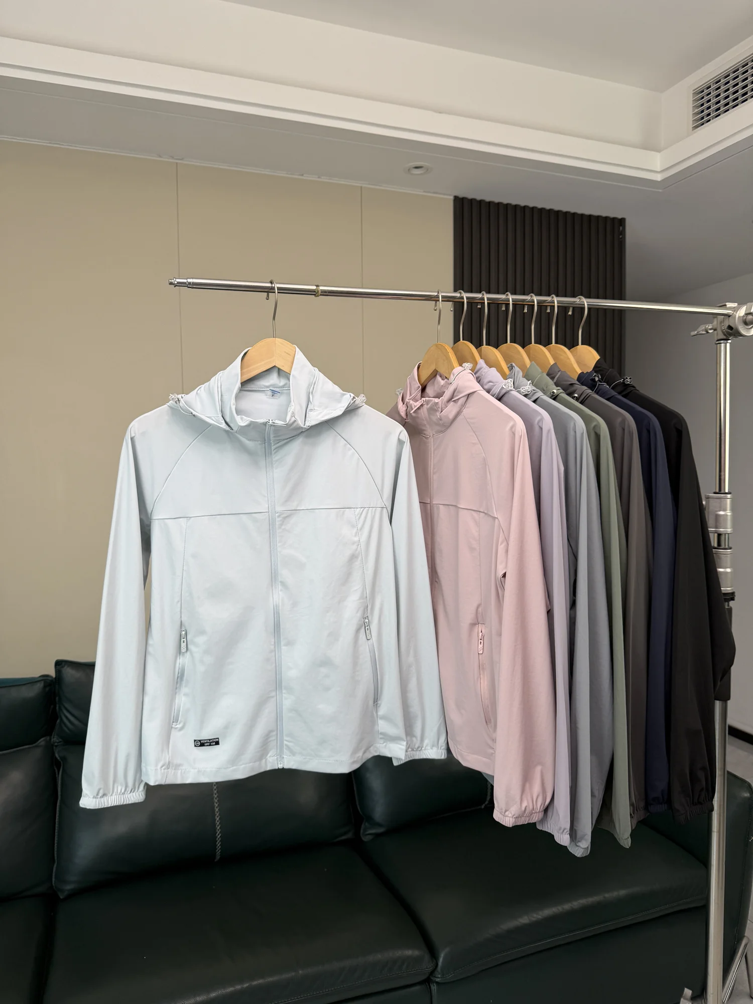 

Men's Ice Silk Cool Feeling Outdoor Sports Casual Hooded Sun Protection Jacket Fashionable Urban Style Long Sleeve Zipper Clo...