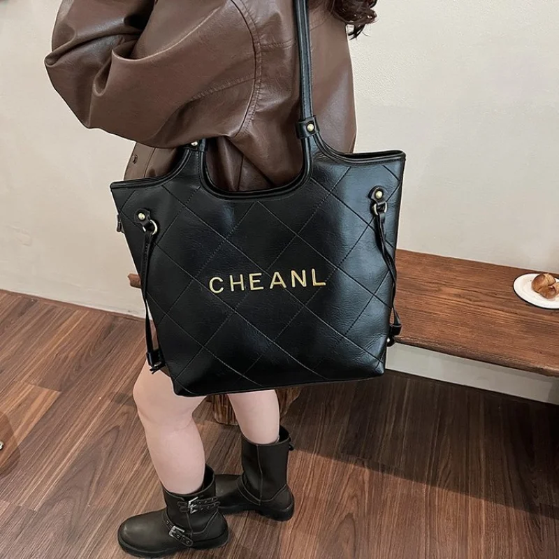 

Ladies Tote Bag Made Of Leather Boasting High-End Quality And Trendy Commuter Vintage Style​