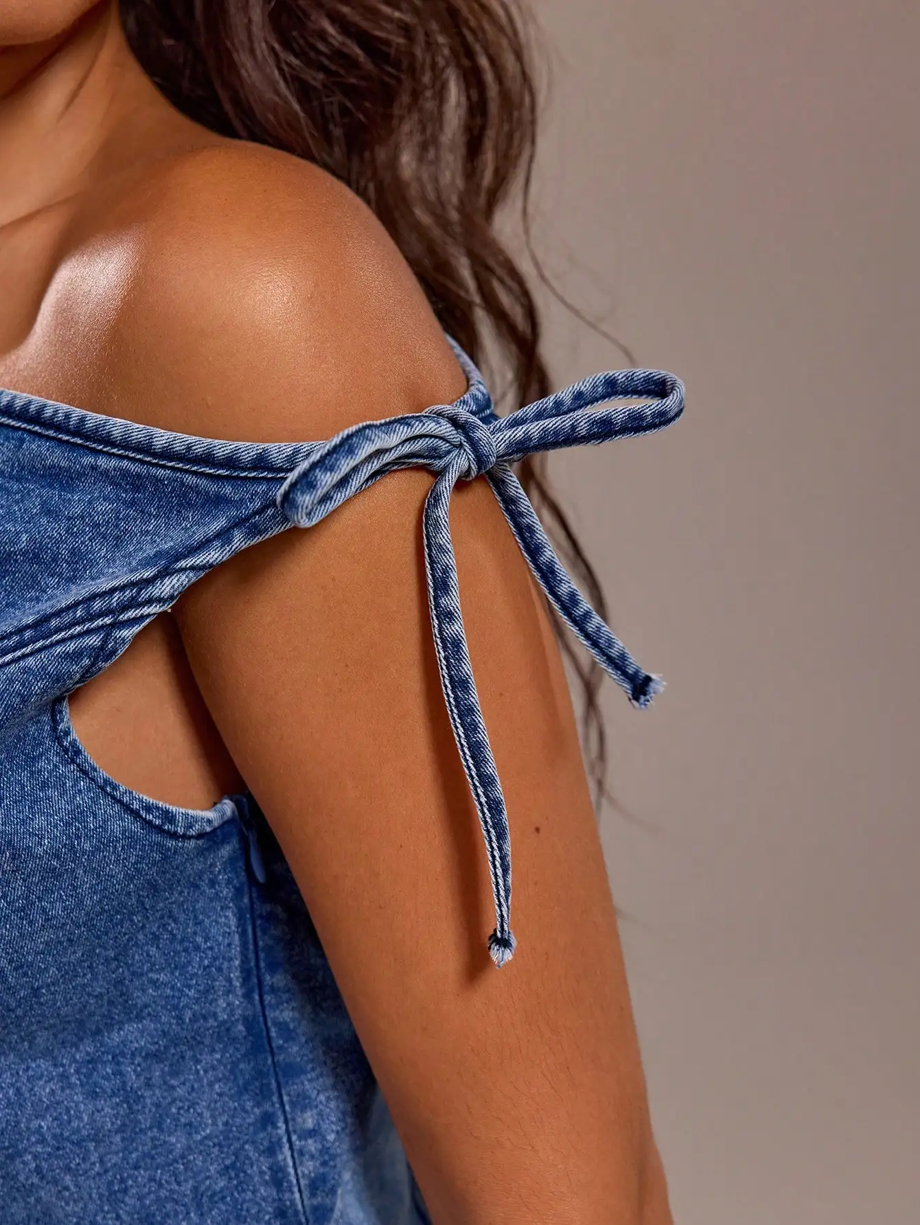 

Джинсовое мини-платье с открытыми плечами и завязками, облегающее, летнее, женское