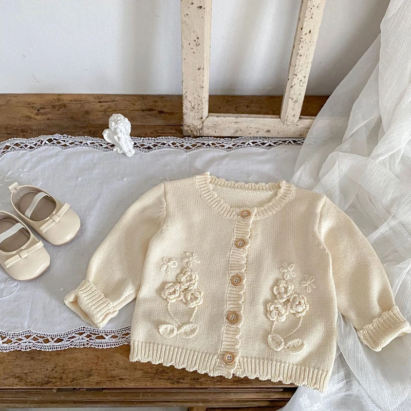 Autumn new baby clothing, 0-3 year old girls, hand hook three-dimensional flower sweater knitted cardigan jacket