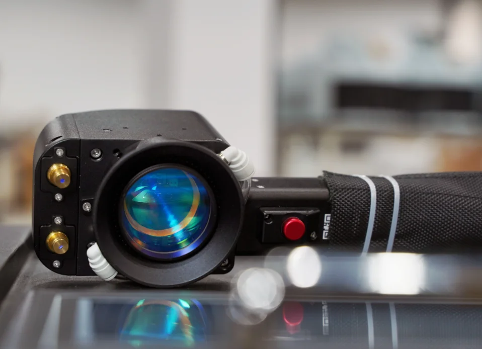 Zaino piccolo portatile 100W Macchina per la pulizia laser a impulsi in fibra ottica Rimozione laser dell'ossido di ruggine della vernice superficiale