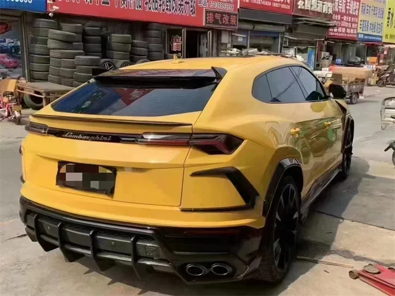 طقم هيكل السيارة من ألياف الكربون الجافة بالكامل من TopCar لامبورغيني URUS
