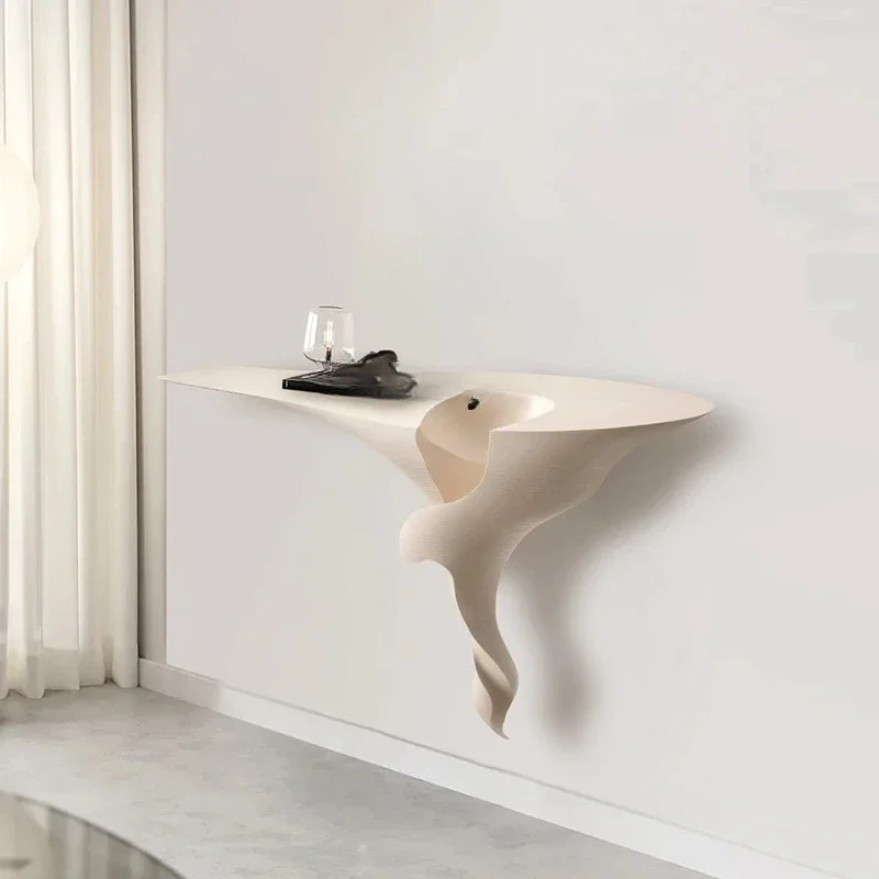 

Современное индивидуальное искусство. Входная входная платформа специальной формы. Лента из цельного дерева. Очень узкая настенная платформа с видом на конец.