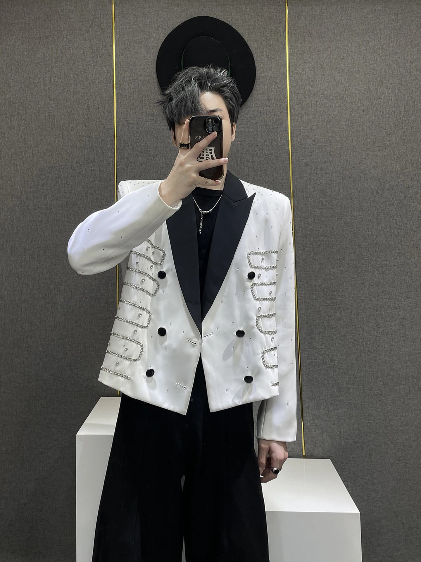 سترات بدلة صغيرة مزخرفة بسلسلة عصرية للرجال لخريف 2025 معاطف جديدة أنيقة مصممة حسب الطلب سترات أنيقة بألوان متباينة