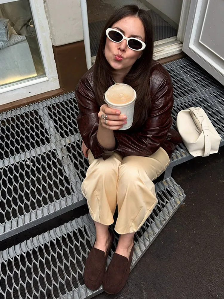 سترة فضفاضة أنيقة بسحاب من البولي يوريثان للنساء بأكمام طويلة وجيوب وطية صدر السترة سترات بخصر مطاطي للسيدات موضة 2025 ملابس خارجية تناسب الجميع