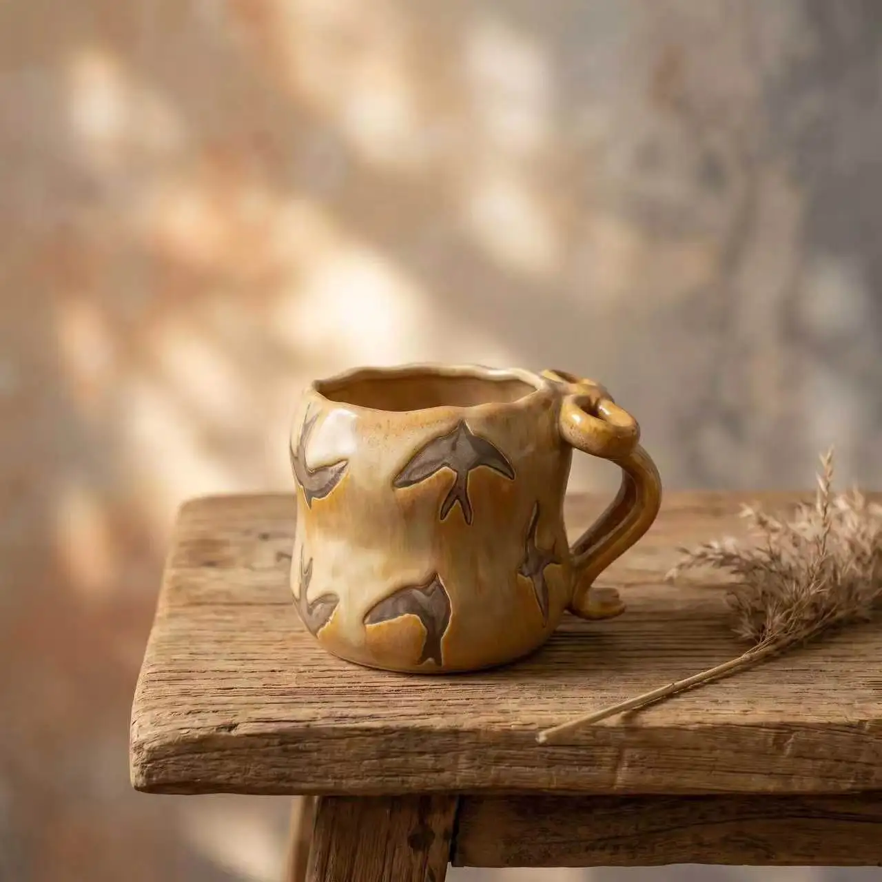 Koffiekop in vintage stijl, gemaakt door middel van een draaibank, in de vorm van een boog. Keramische mok voor thuis of op kantoor, geschikt voor koppels.