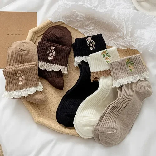 Imagen 2 del producto Calcetines bonitos Kawaii japoneses JK Lolita calcetines con volantes de encaje para mujer moda bordado de flores Harajuku Retro Vintage calcetines de tripulación