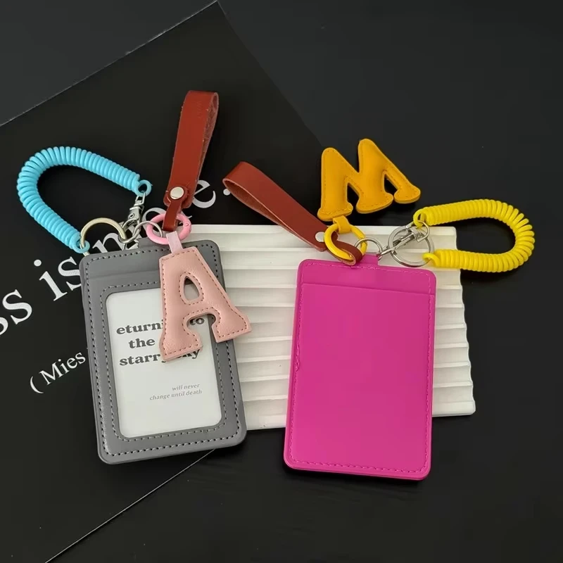 キーフォブ スタイリッシュな車のキーチェーン リストストラップ ポータブルキーホルダー財布 ハンズフリーギフト 女性用