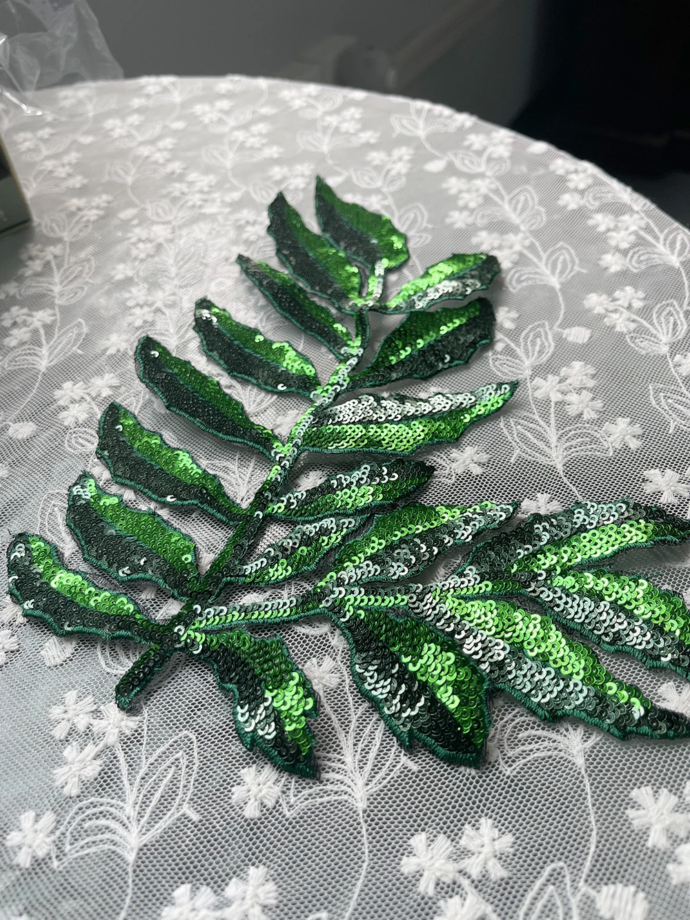 1-teiliger modischer Aufnäher mit großen Pailletten und Blättern für Kleidung, Applikation für Jeans, DIY-Zubehör, niedliche Aufnäher zum Aufnähen – Detail 1