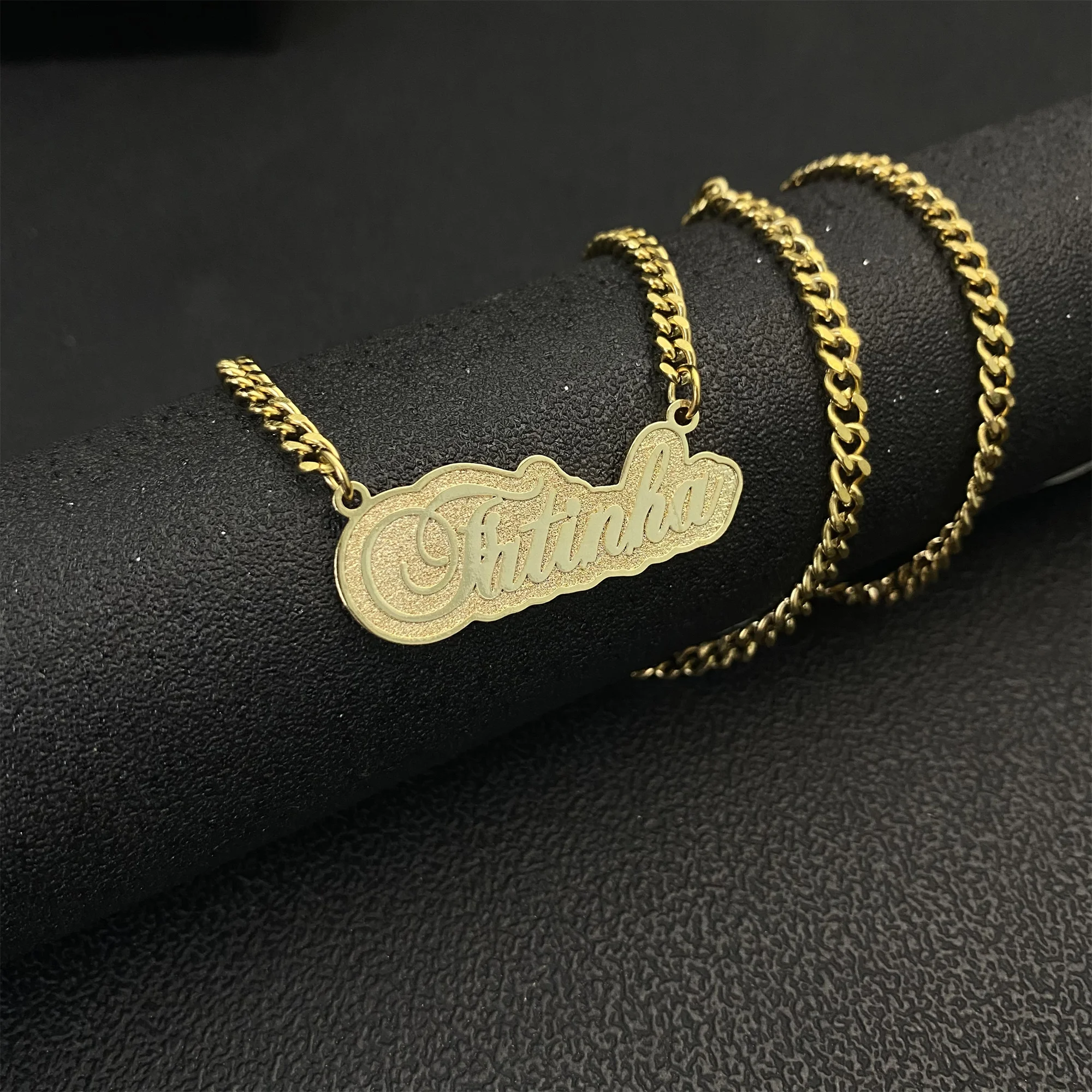 Collar con grabado de nombre personalizado para mujer y niña, cadena cubana, placa de identificación de acero inoxidable, colgante con letras