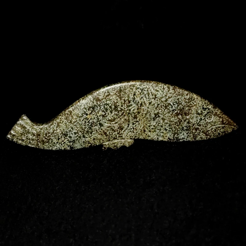YIZHU CULTUER ART Size 15.5 x 4.8 cm Chinese Hongshan Culture Black Jade carving Fish Statue Pendant Collection