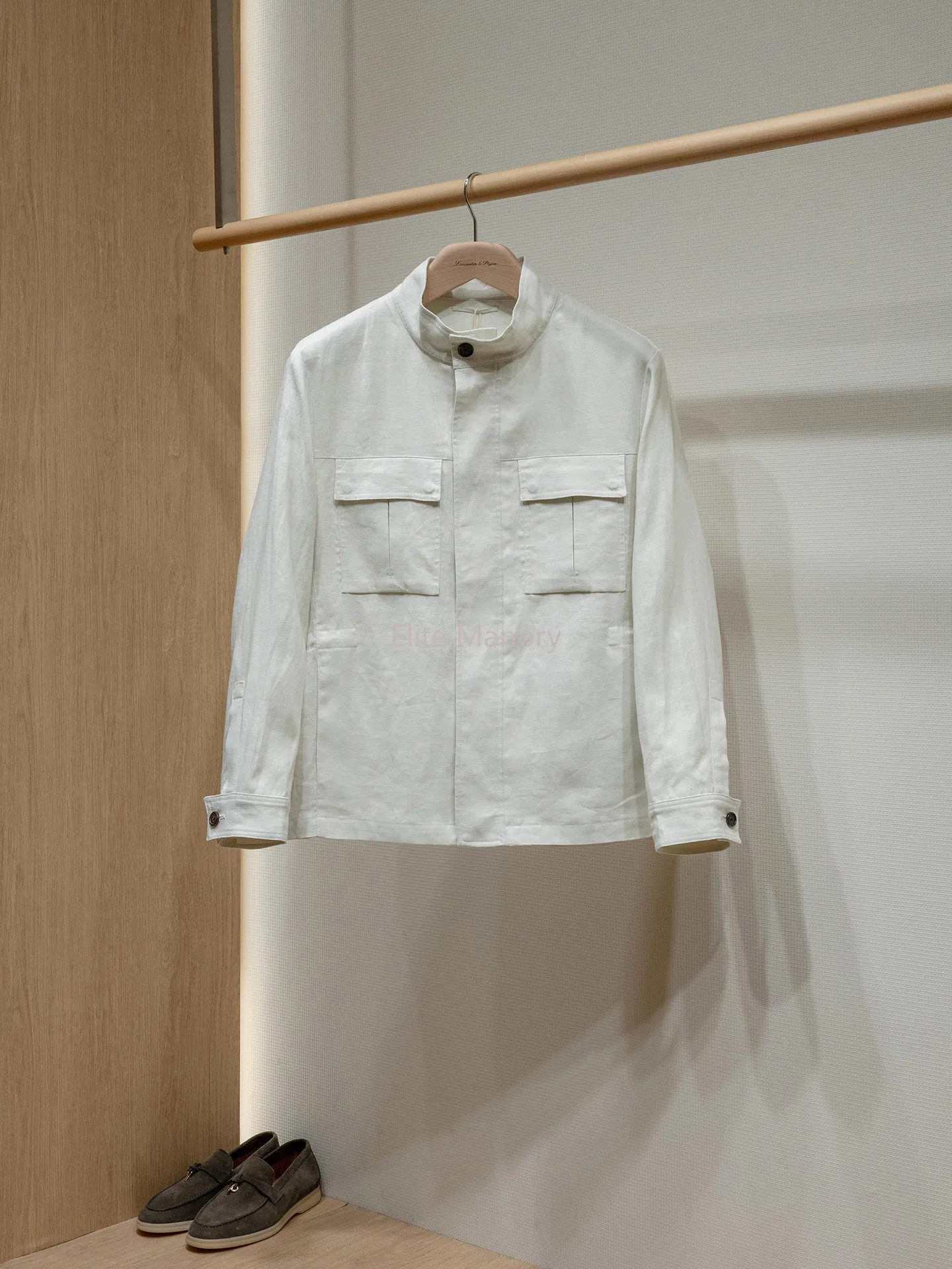 

Выберите высококачественную куртку из 100% льняной ткани с карманами и воротником-стойкой.