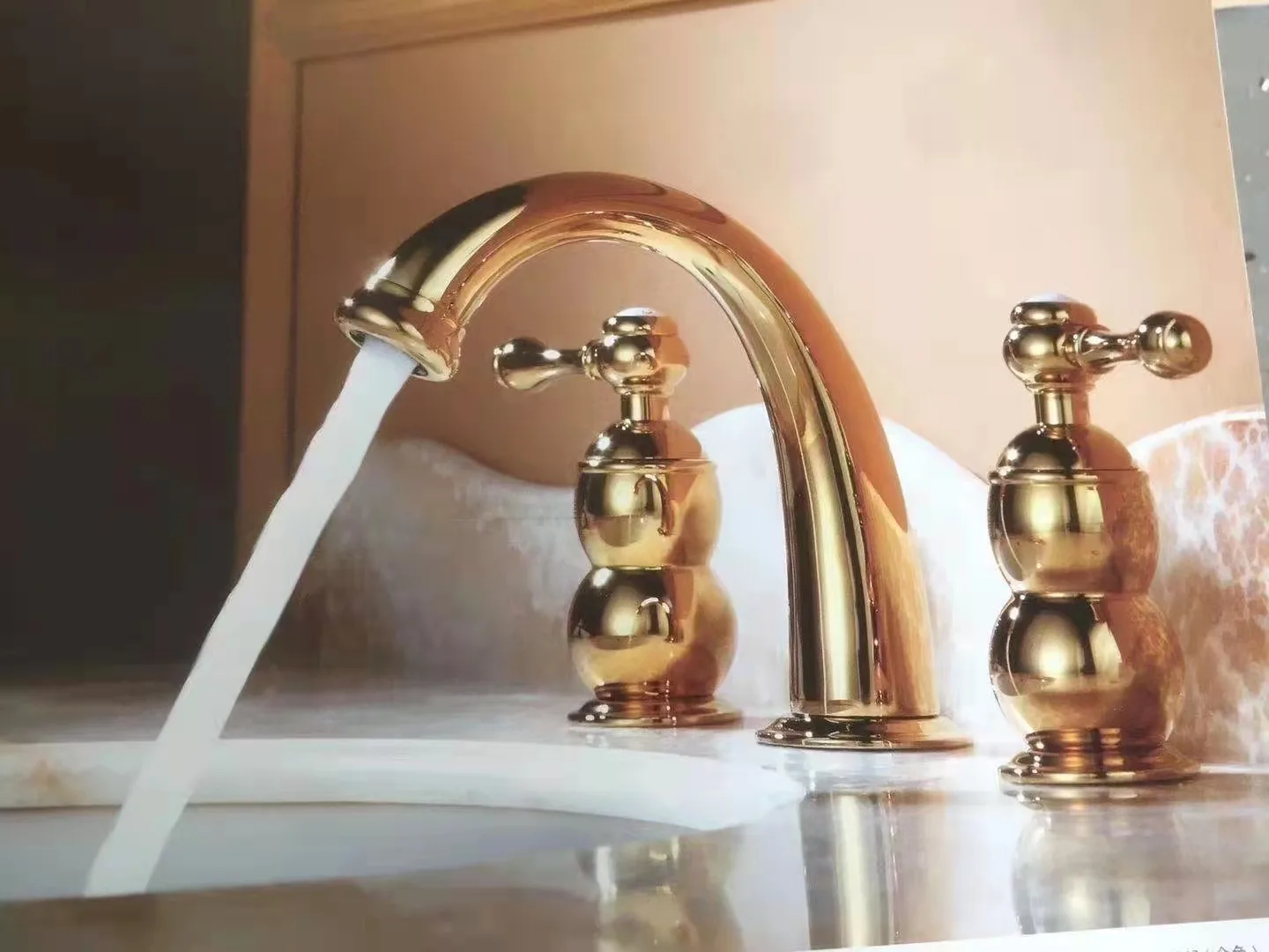 

Luxury Gold Brass Three Holes Two Handle Bathroom sink faucet Golden Copper Basin mixer Tap Cold hot water Artistic Bathroom Tap