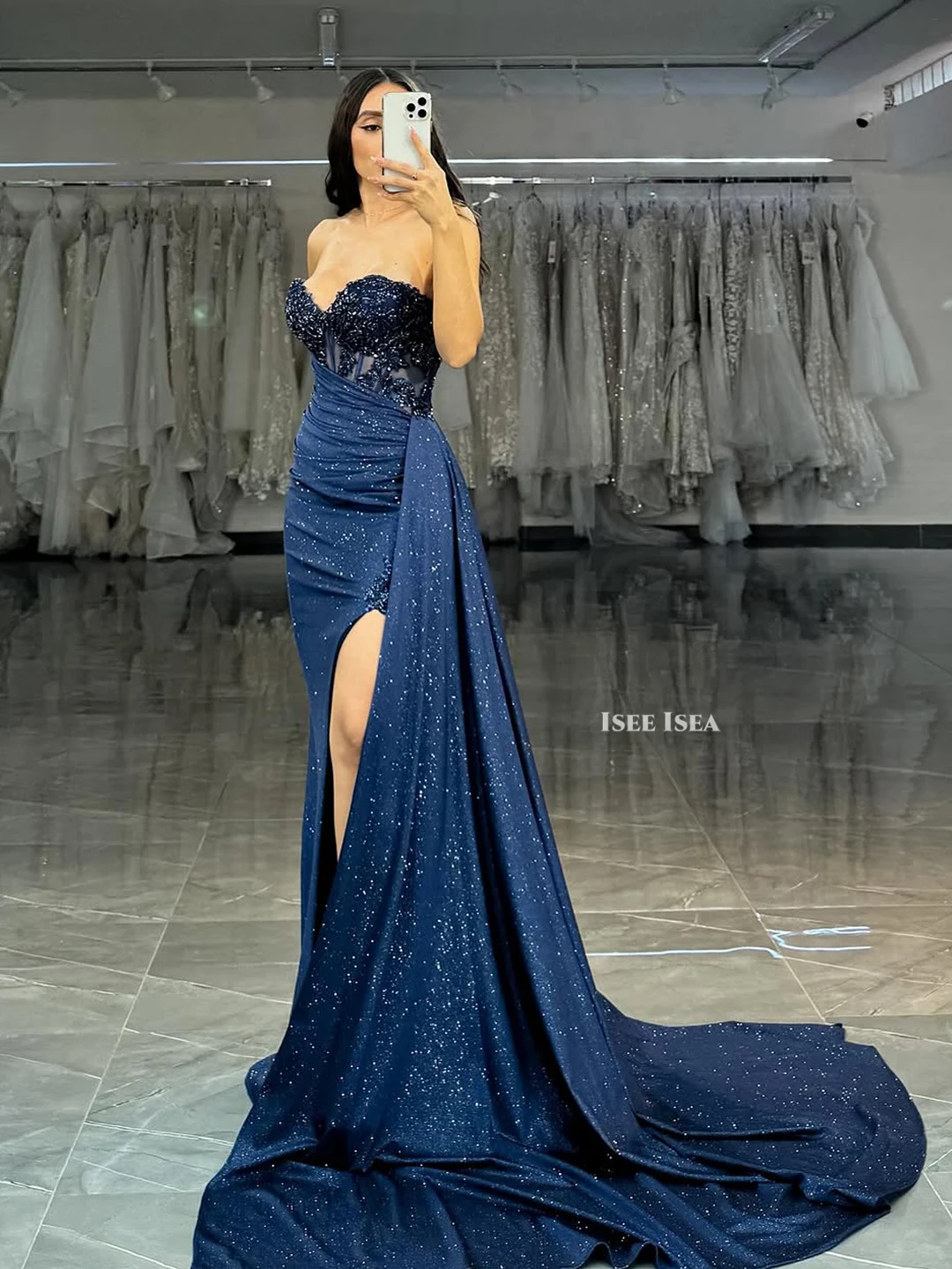 فساتين سهرة رائعة 2025 فستان حفل من الساتان اللامع بدون حمالات فستان حفلة موسيقية عيد الميلاد مع فتحة مخصصة