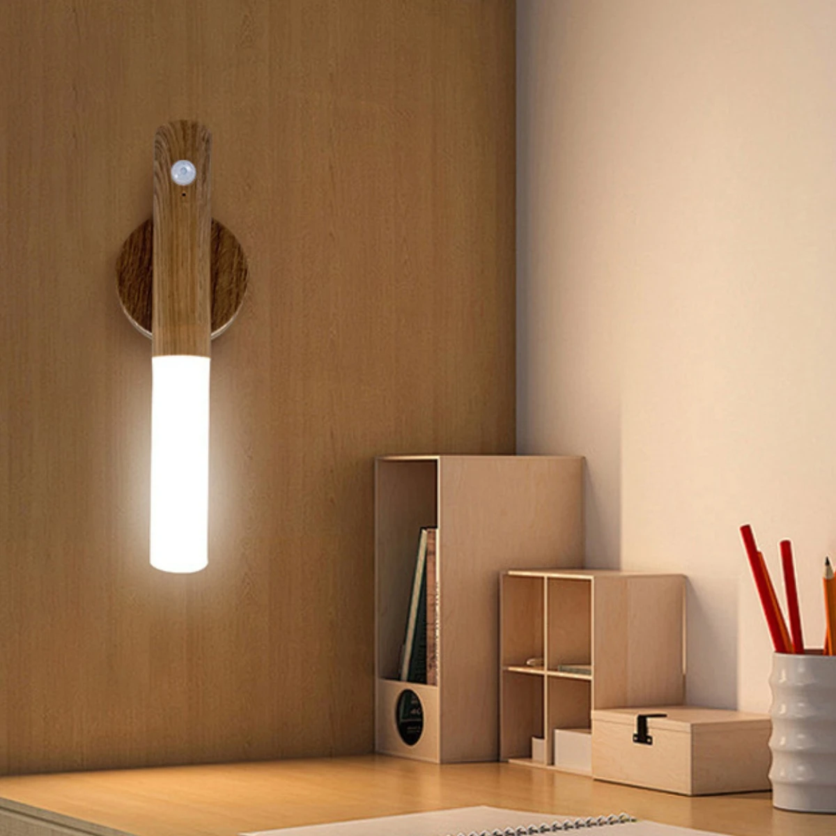 

Современный светодиодный настенный светильник с питанием от USB, датчиком движения и трехцветными светильниками, идеально подходит для лестниц и коридоров.