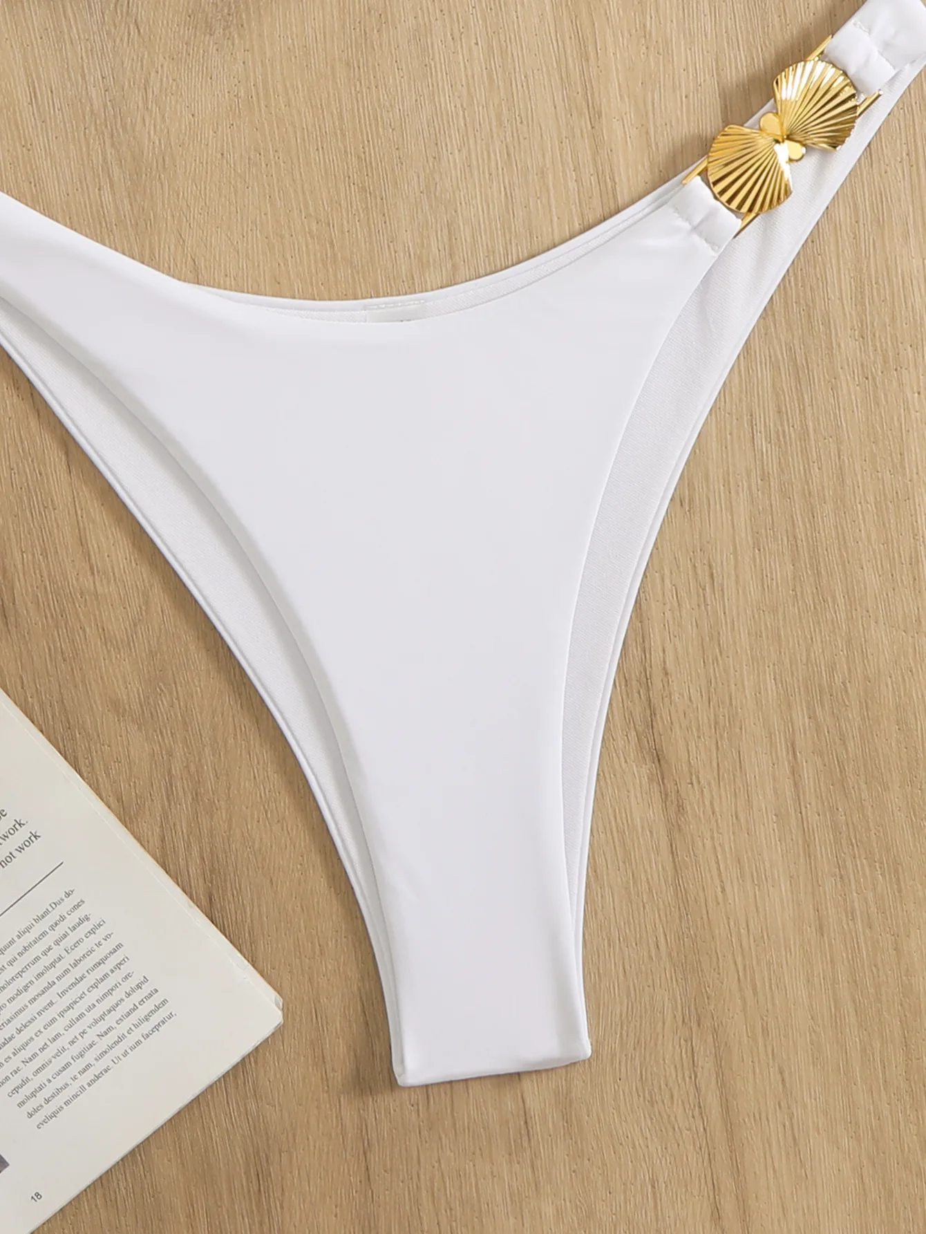 女性ビキニセット 2 ピース金属シェル白固体セクシーな三角形サスペンダー水着胸クッション水着 2025 新しい