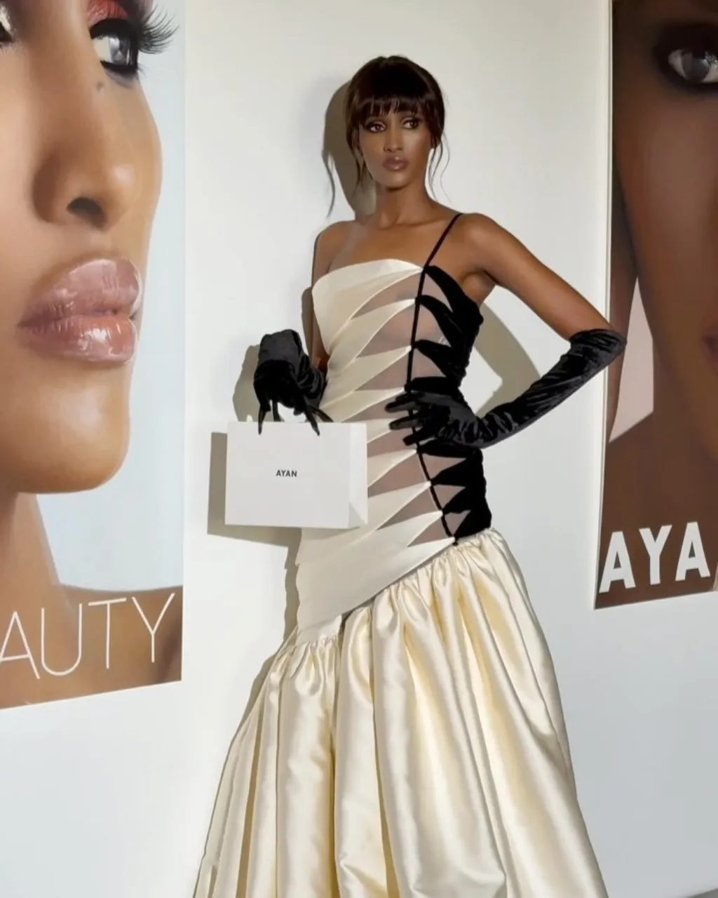 Elegantes, asymmetrisches, schwarz-weißes Couture-Abendkleid, schulterfrei, One-Shoulder-Design, Samt-Satin, mit Spitzenbesatz, Perfec