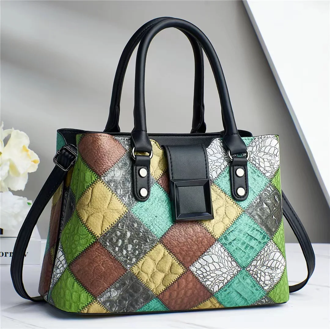 Fashionable Shoulder Bag for Women with Large Capacity and Professional Appearance for Business Gatherings