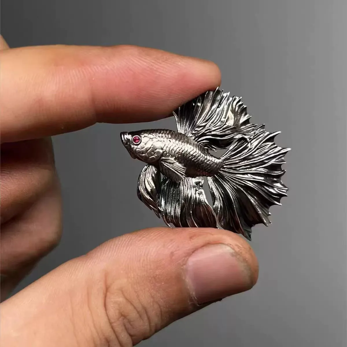 3D Stereo Betta Fish Brooch Silver Alloy Lapel Pin Unisex Elegant Fighting Fish Brooch Pins Fashion Jewelry Gift for Men Women