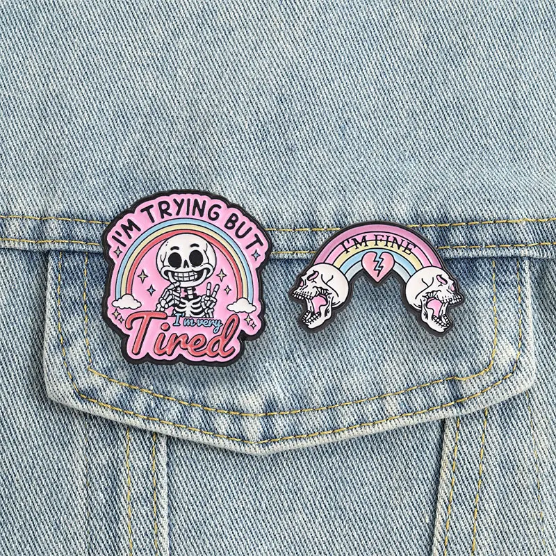 Emotional Support Skelett Emaille-Abzeichen-Set Rosa Regenbogen „Im Fine“ Meme-Pin Legierungs-Broschen Revers-Rucksack-Schmuck Geschenke – Detail 2