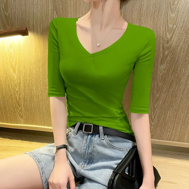 قميص سفلي داخلي مناسب برقبة على شكل حرف V للتخسيس، لون خالص أخضر بأكمام سبعة أرباع