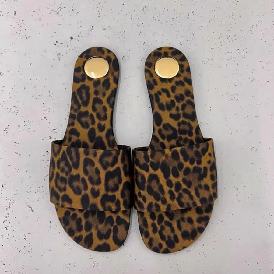 

2024 New Niche Leopard Print One Line Slippers for Women's Summer Wear, Flat Bottomed Half Slippers, French Leather Sandals