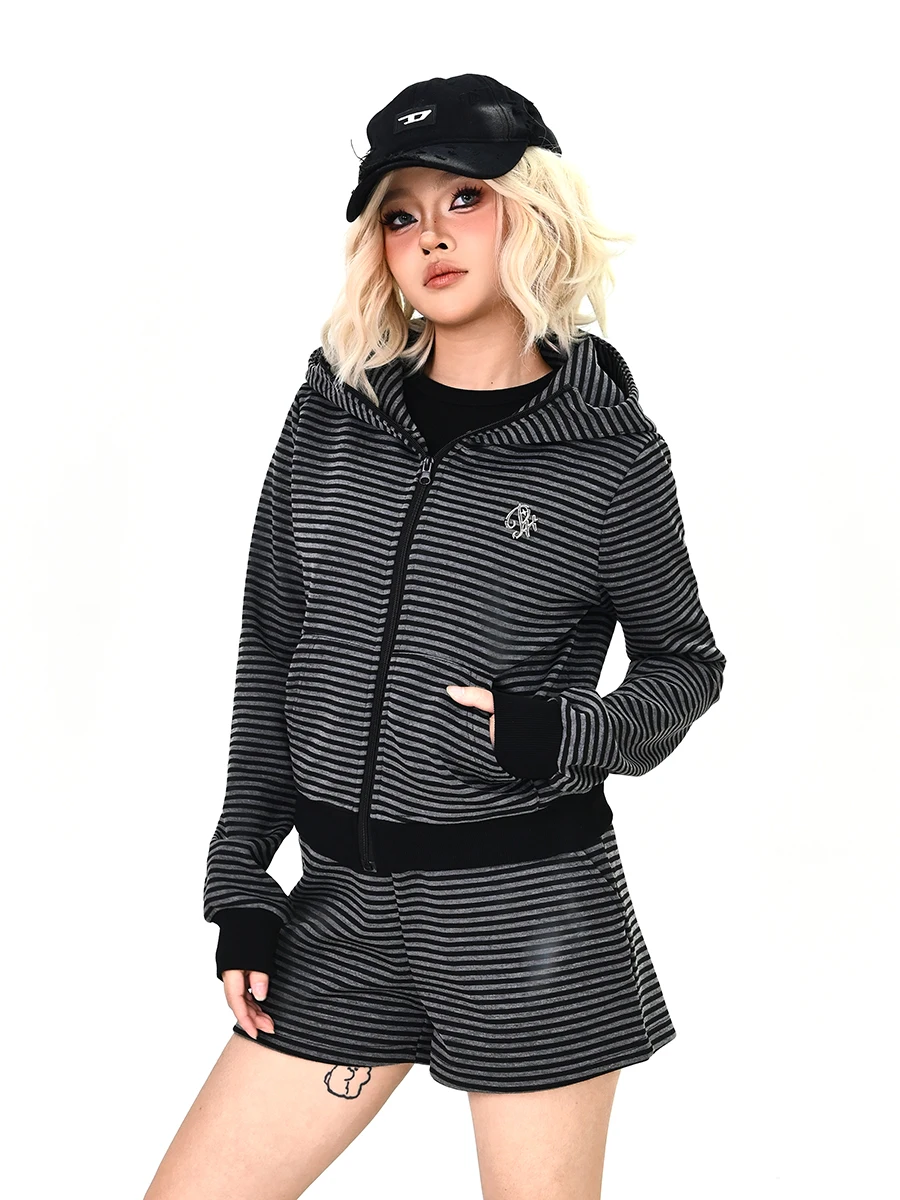 

Повседневный женский комплект в полоску, весна 2026, новый американский ретро-стиль, для расслабленного образа, куртка и шорты, комплект из двух предметов, удобный, с длинными рукавами