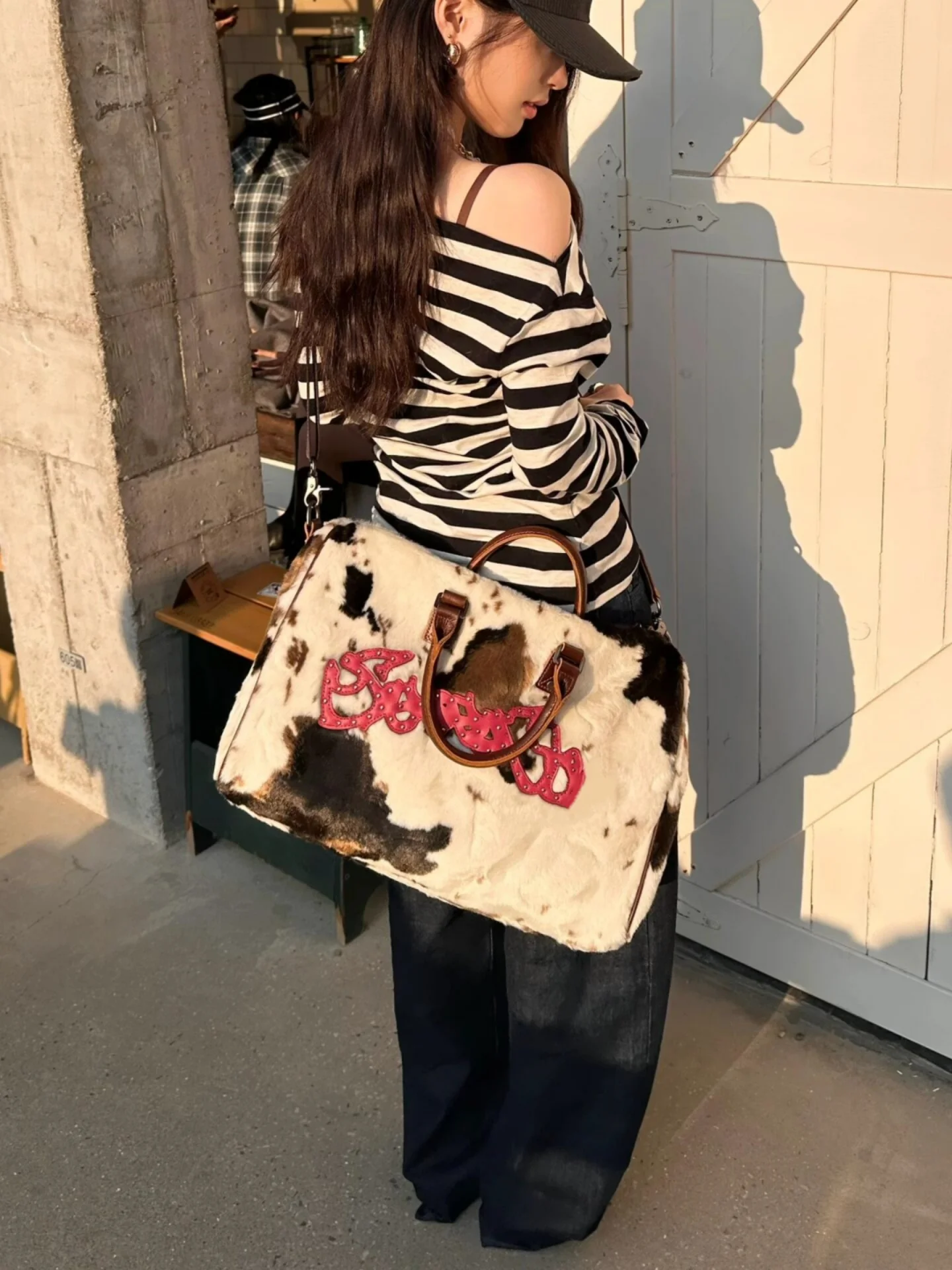 

American Trendy Cow Furry Letter Rivet Travel Bag Large Capaci Commuting ort Trip Single oulder Handbag Crossbody Bag