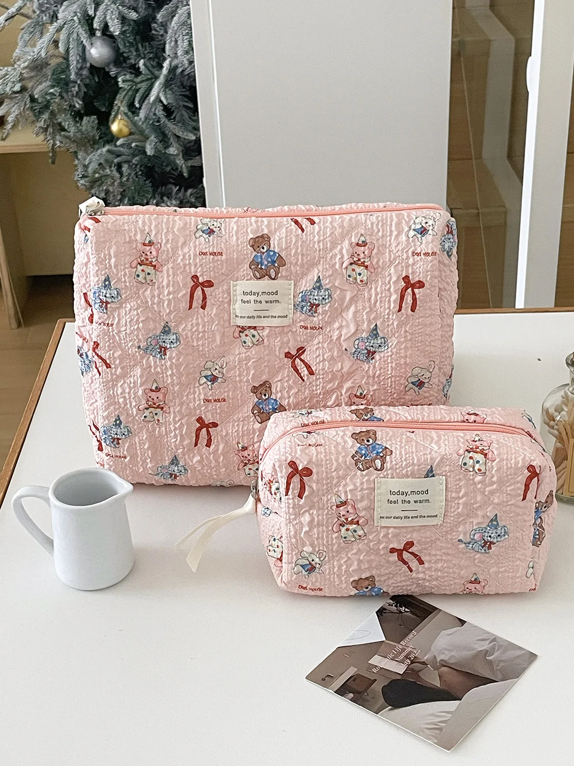 Storage bag for students, large-capacity portable toiletry bag, cute cartoon bubble texture makeup bag