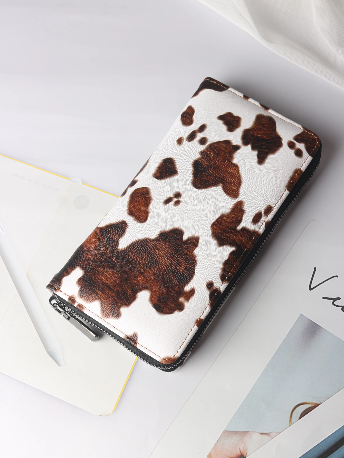 Herren-Geldbörse aus PU mit Kuhmuster und Handschlaufe, 20 cm große Bifold-Reißverschluss-Geldbörse für Telefon, Bargeld und Karten für Reisen, Business, Alltag