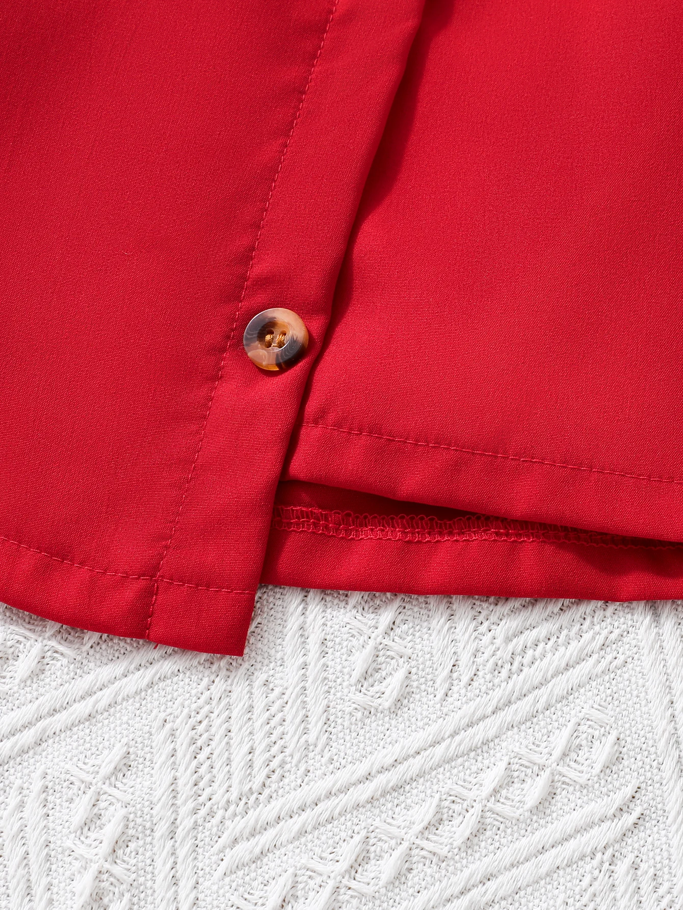 Abito da ragazza alla moda con stampa a cuore: abbinamento di colori rosso e bianco e design sul petto sul davanti