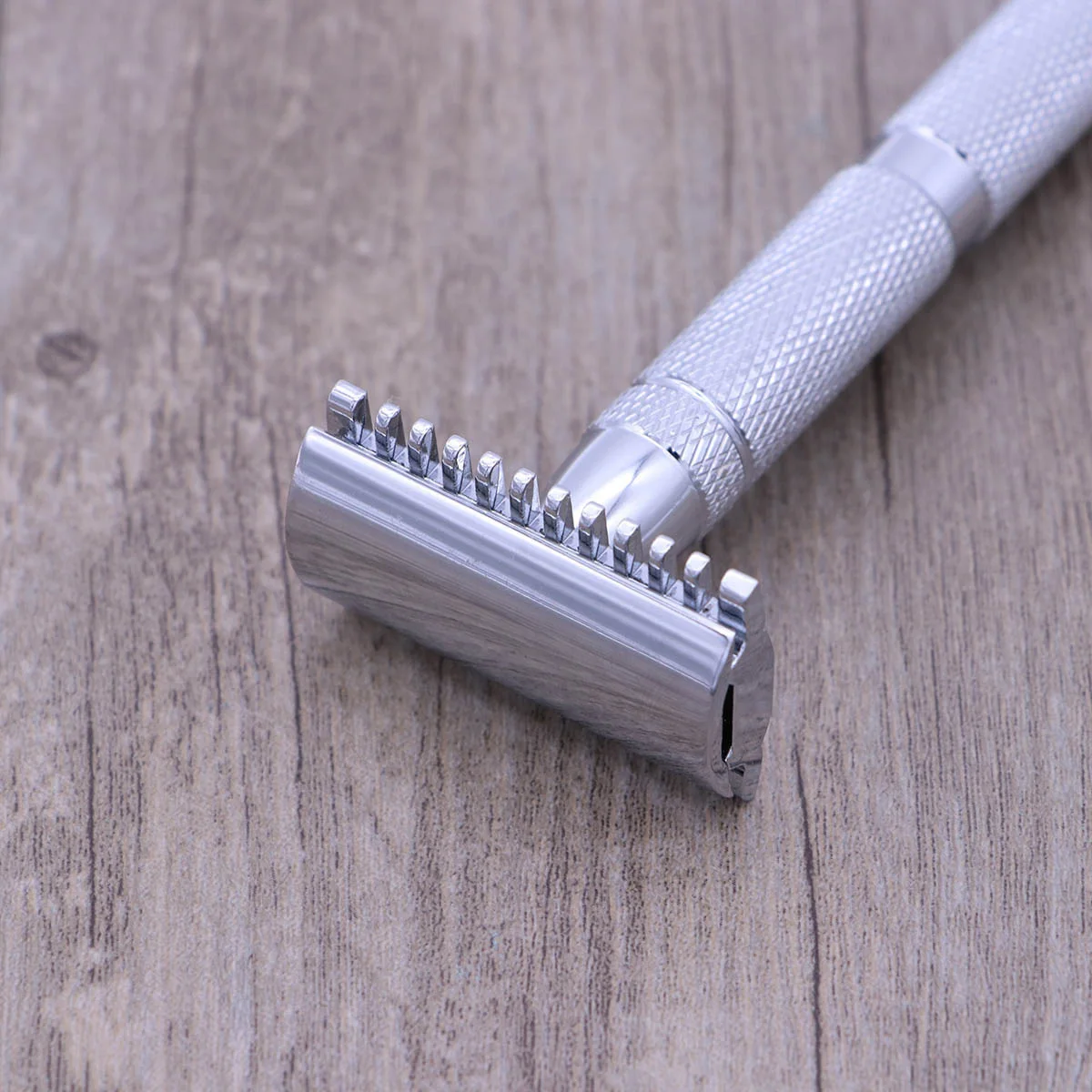 ماكينة حلاقة مزدوجة آمنة من الفولاذ المقاوم للصدأ على شكل فراشة مفتوحة الرأس وقبضة مزخرفة وإغلاق ماكينة حلاقة آمنة للرجال