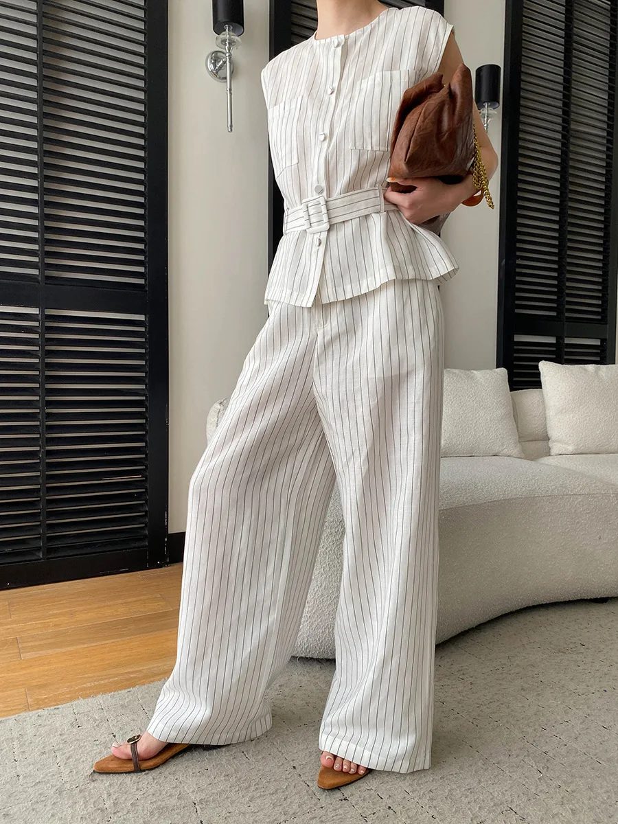 Sommerliches Damen-Set mit Rundhalsausschnitt, gestreiftem Schnürbund, ärmelloser Weste und lässiger Hose – Detail 17