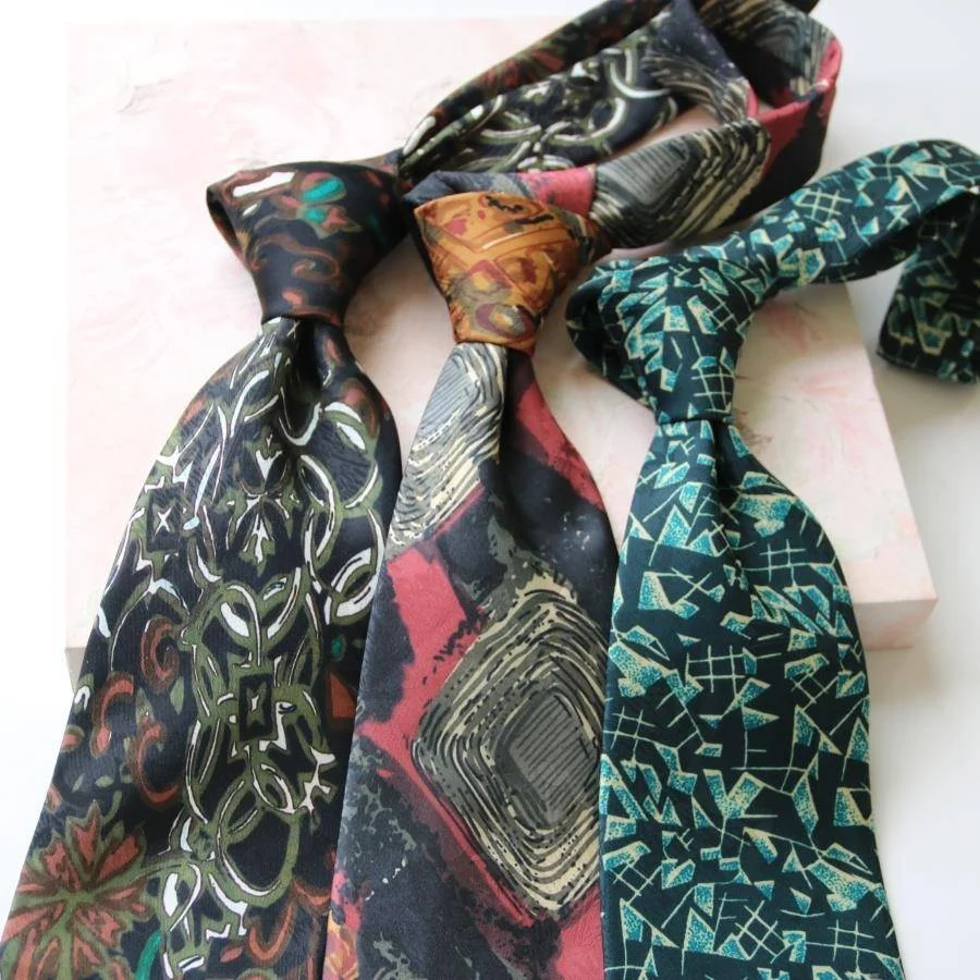 gravata-casual-estampada-masculina-e-feminina-com-padrao-grande-9cm-estilo-hong-kong-azul-artistico-para-lazer-e-negocios-acessorio-de-moda