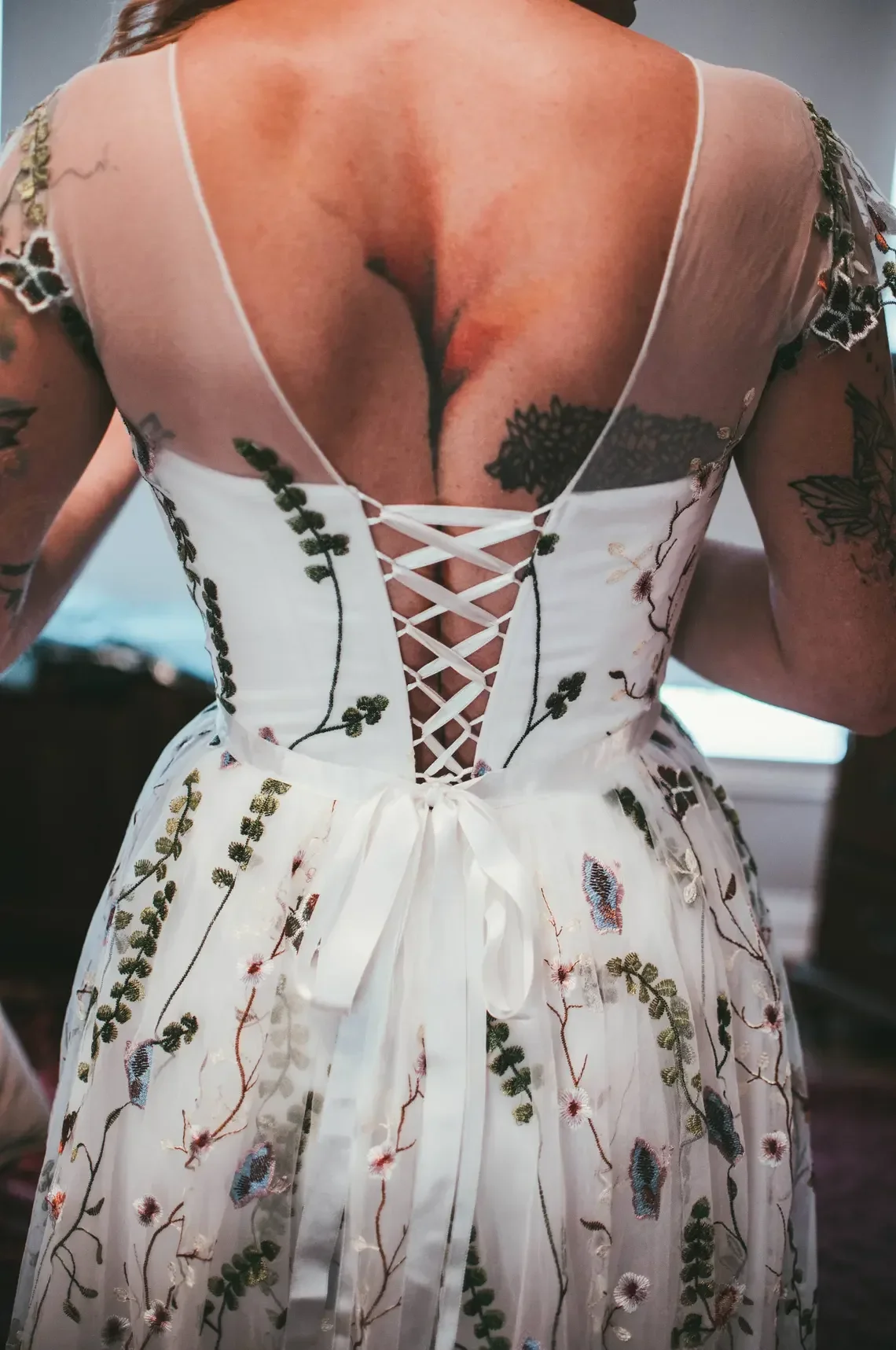 Abiti da sposa ricamati floreali Colorati A-Line Boho Abito da sposa bianco maniche lunghe Collo a cuore Abiti da sposa su misura