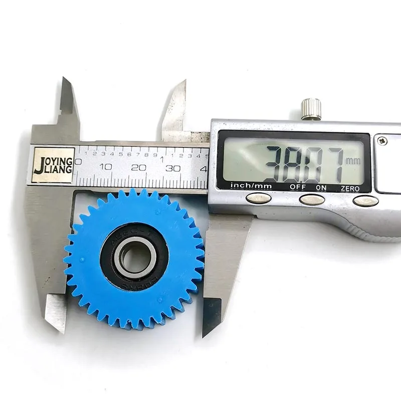 36T Hitam 608RS Bantalan Gigi Kendaraan Listrik OD = 38Mm Nilon Tahan Lama Pinion Warna Biru Putih