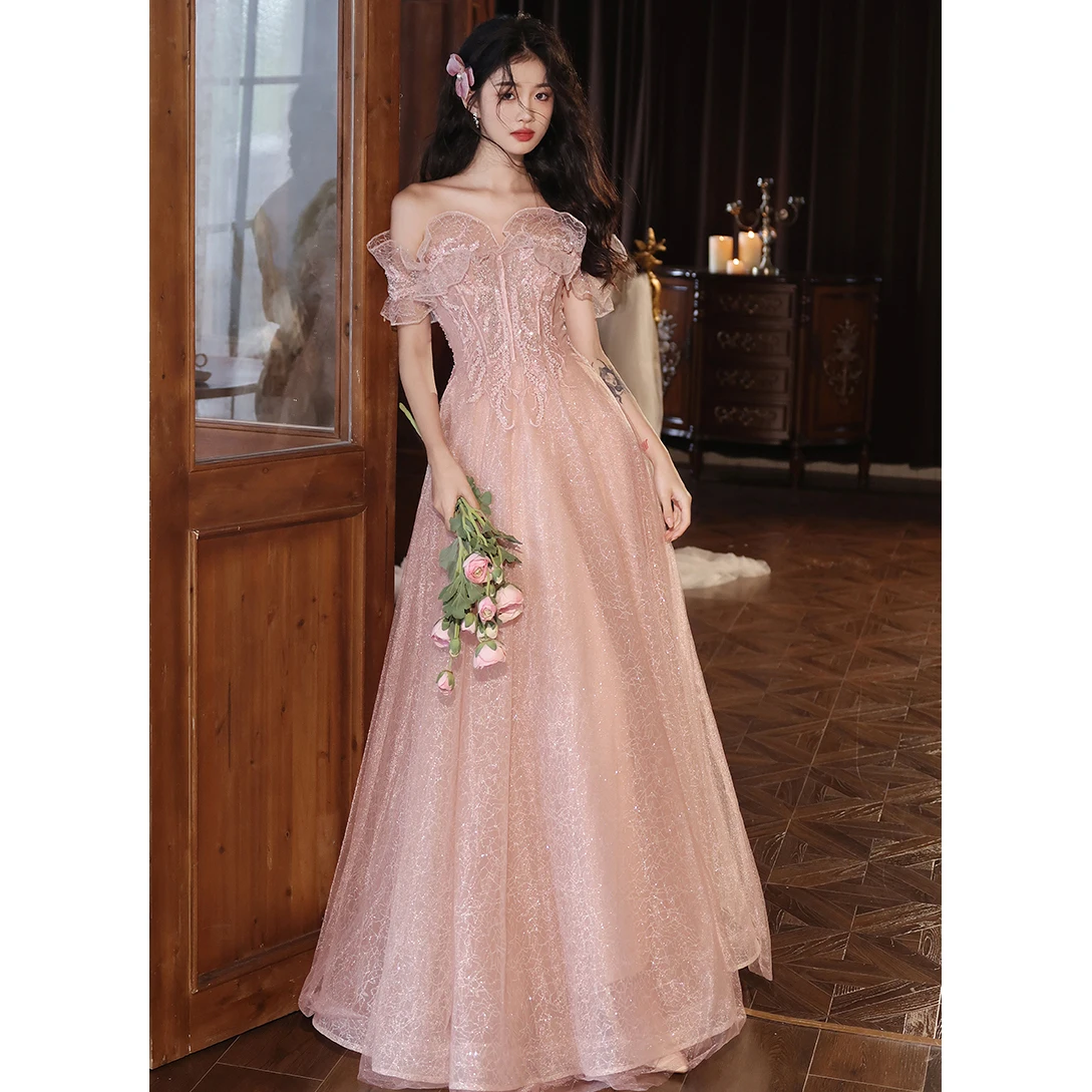 

Необычное розовое вечернее платье с открытыми плечами, на шнуровке сзади, со складками из органзы и аппликацией, расшитым бисером и блестками, вечерние платья