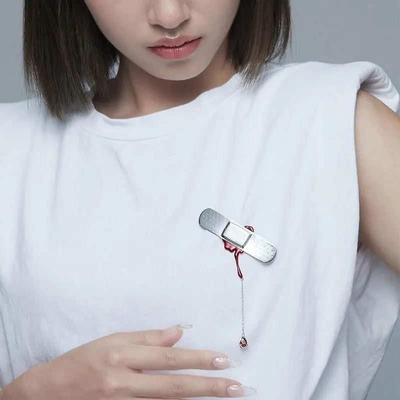 Punk Unique Bleeding Heart Brooch Hip-hop Creative Band-aid Sweater Coat Pins Metal Brooches Costume Party Jewelry Accessories
