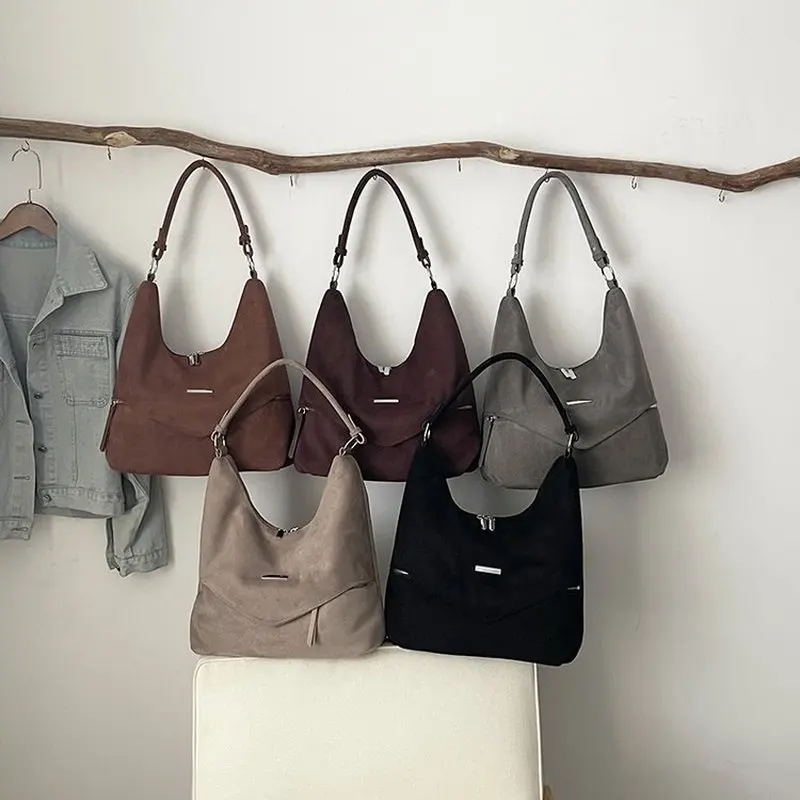 Bolso hobo de gamuza color taupe para mujer con bolsillo frontal tipo sobre, bolso de hombro informal para el trabajo diario, viajes y compras.