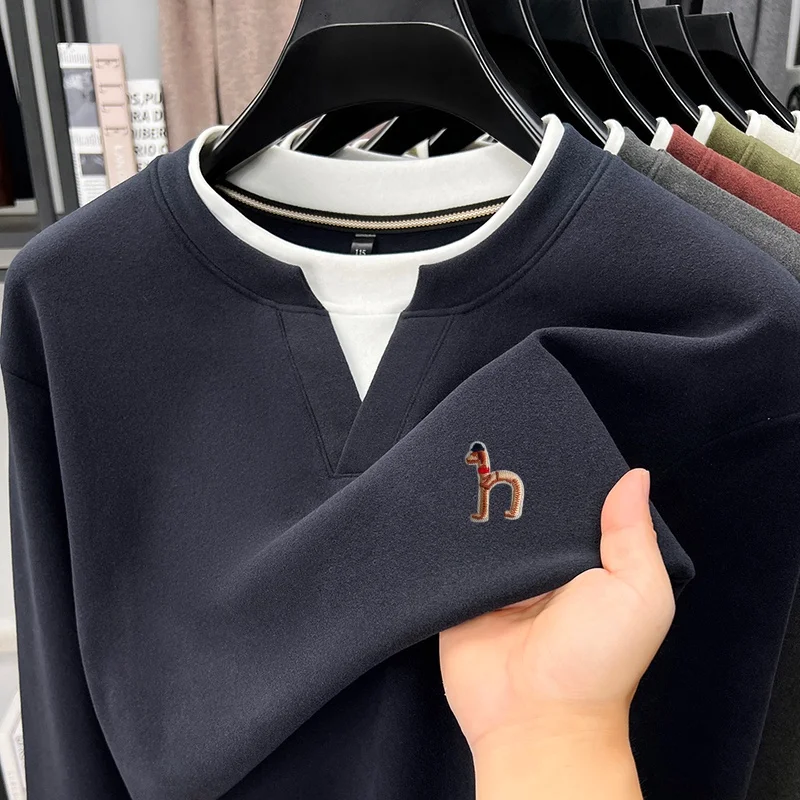 Hochwertiges Herren-Langarm-T-Shirt mit Rundhalsausschnitt, Zweiteiler-Optik, Farbblockierung, Besticktes T-Shirt, Modischer Trend in Herrenbekleidung – Detail 28