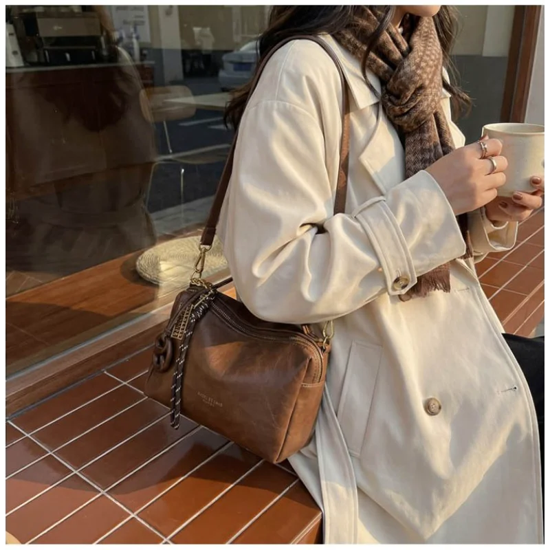 CEEKAY Weiche Boston-Handtasche im Vintage-Stil, 2026 Neu eingetroffene Umhängetasche mit Knotenanhänger, geräumige Pendeltasche für Damen