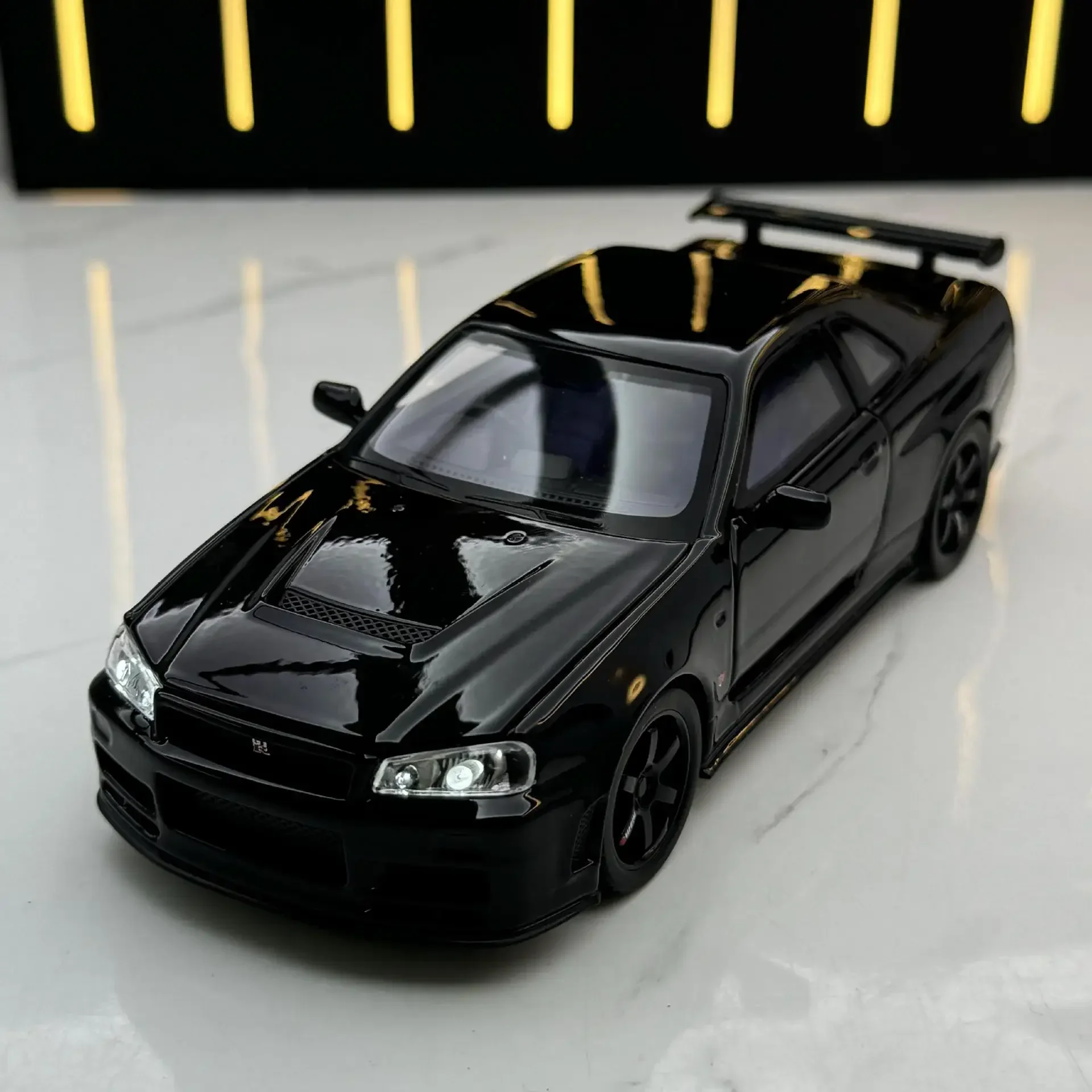 

Модель автомобиля в масштабе 1:32 Nissan Skyline GTR R34 из сплава, литый под давлением металлический автомобиль со звуком и звездами, коллекционная детская игрушка, подарки A946