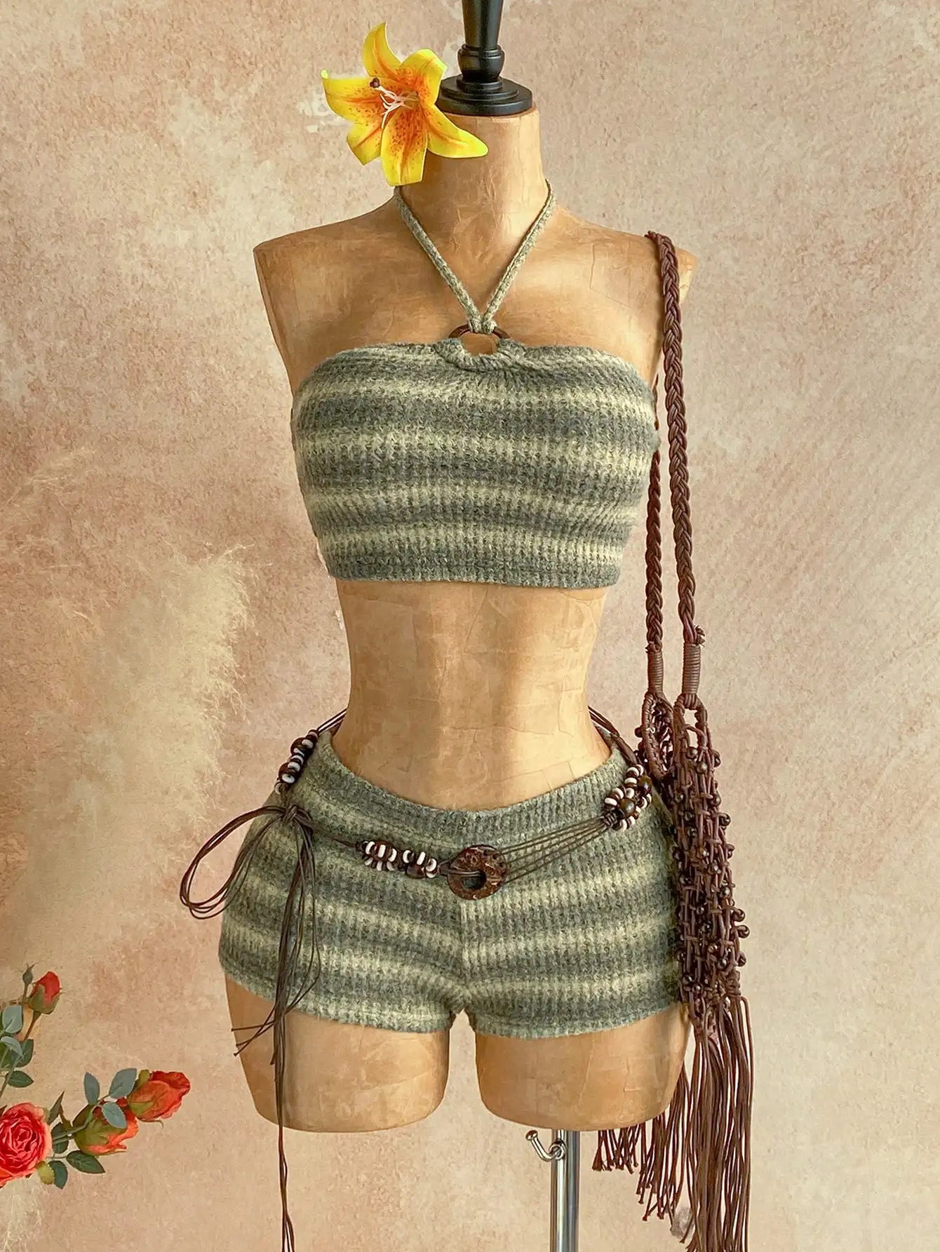 

Комплект из вязаного топа-халтера и шорт в стиле бохо - полосатый костюм из двух предметов для пляжного отдыха