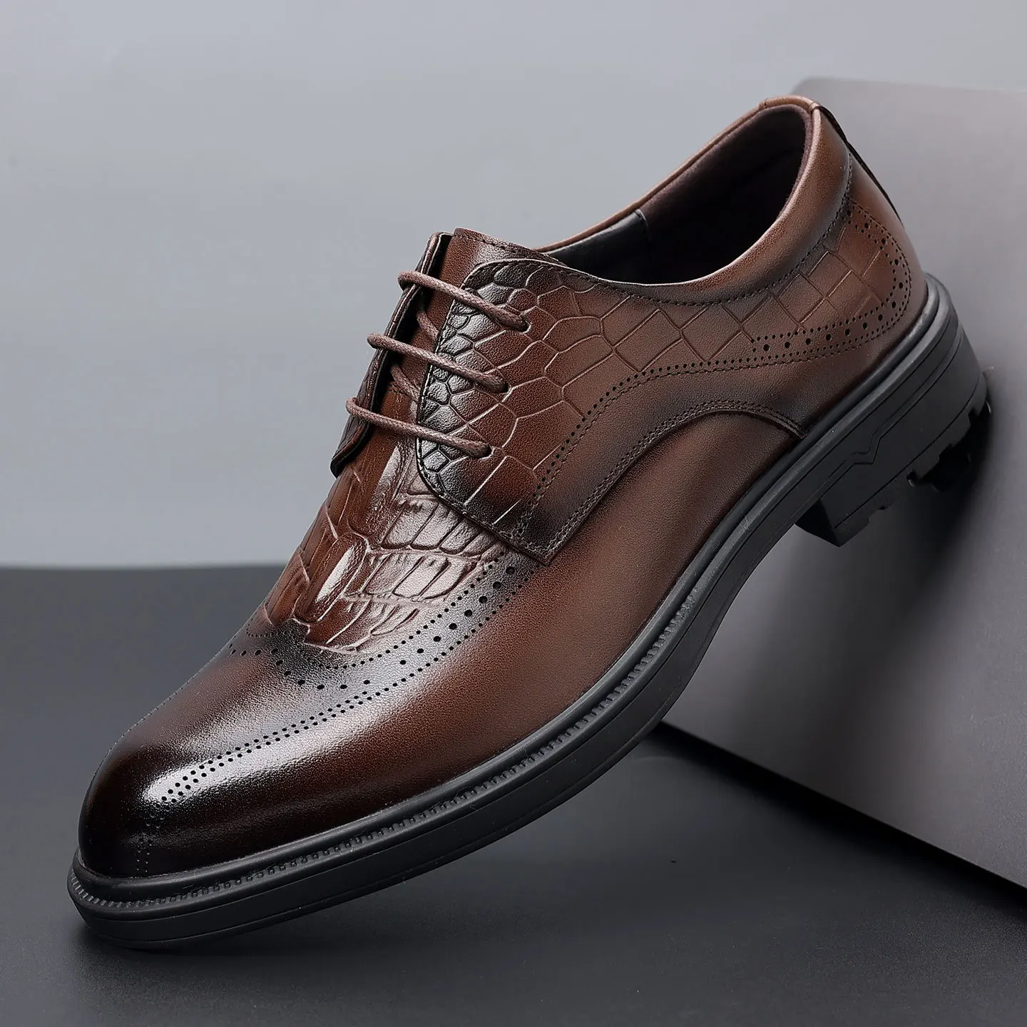 

2025 New Formal Business Brogue Men's Shoes Fashion Casual Cow Leather Shoes Male Solid Color Lace New Designer Dress Shoe Man