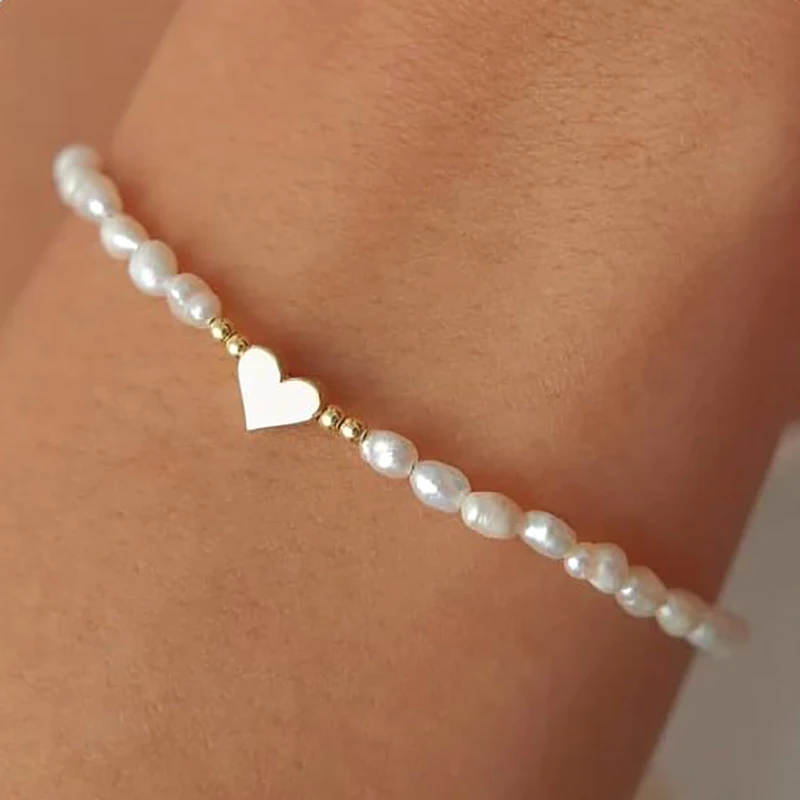 Zierliches Perlenarmband mit goldenem Herz-/Mond-/Stern-/Kreuz-Anhänger, verstellbar, Boho, schlichter, eleganter Schmuck für Frauen und Mädchen, tägliches Geschenk